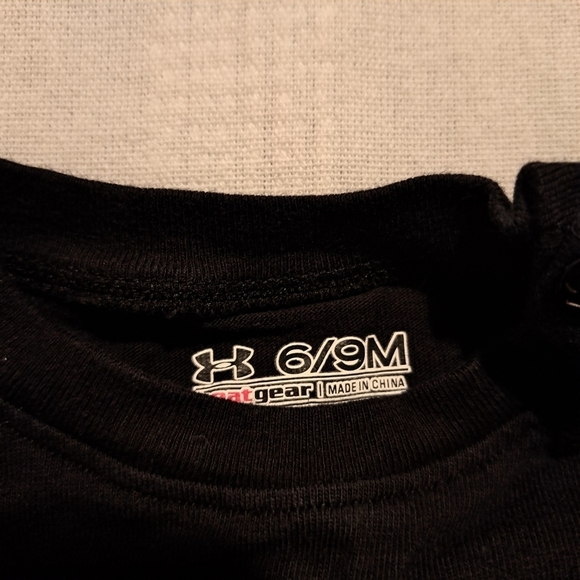 Under Armour boys 6-9 months black body suit, snaps on the shoulder and bottom, - Picture 4 of 5